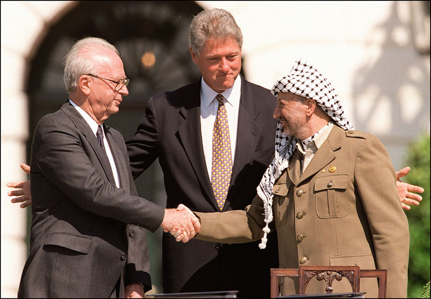 US President Bill Clinton stands between Yitzahk Rabin and Yasser Arafat