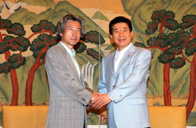 Japanese Prime Minister Junichiro Koizumi and South Korean President Roh Moo Hyun